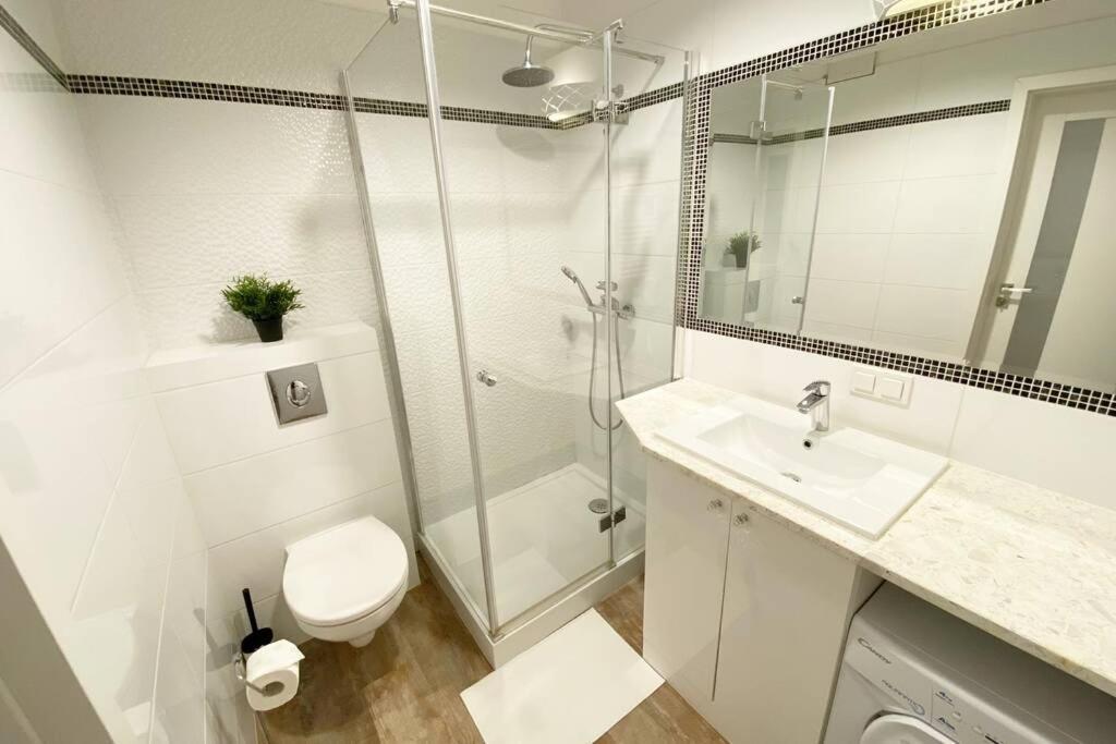 Exclusive 2Br! Apartment Near City Center +Netflix Warszawa Exteriör bild